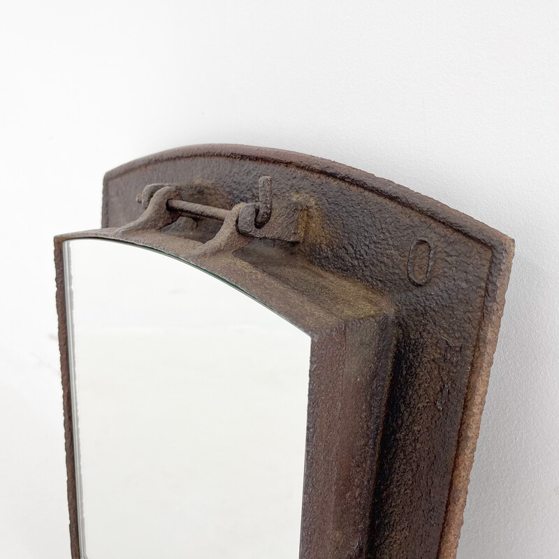 Lucarne industrielle vintage transformée en miroir