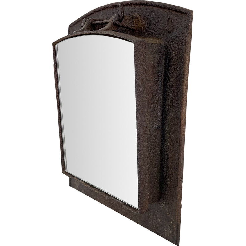 Janela de sótão industrial vintage transformada em espelho