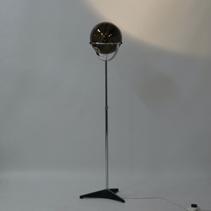 Vintage globe vloerlamp in rookglas van Frank Ligtelijn voor Raak, jaren 1960
