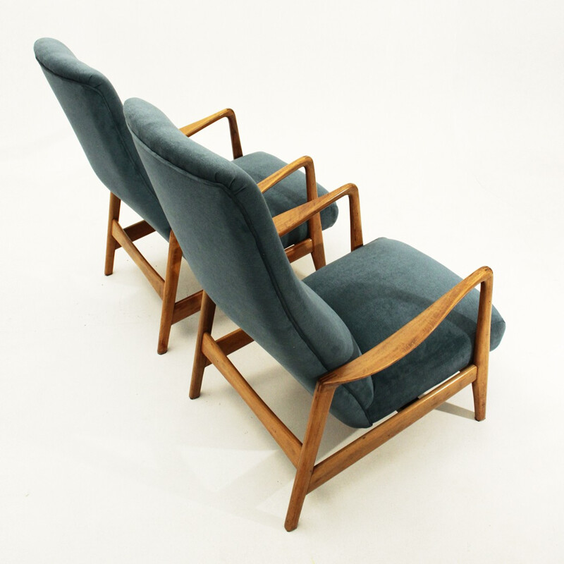 Paire de fauteuils bleus en velours et en bois modèle 829 par Gio Ponti édition Cassina - 1950