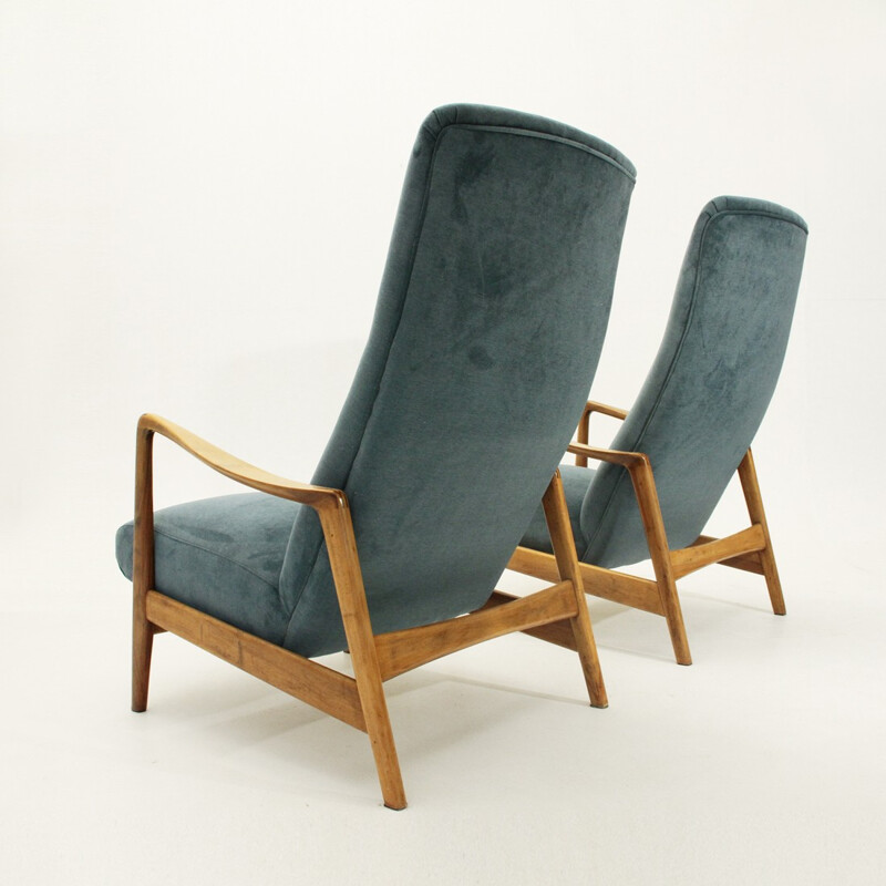 Paire de fauteuils bleus en velours et en bois modèle 829 par Gio Ponti édition Cassina - 1950