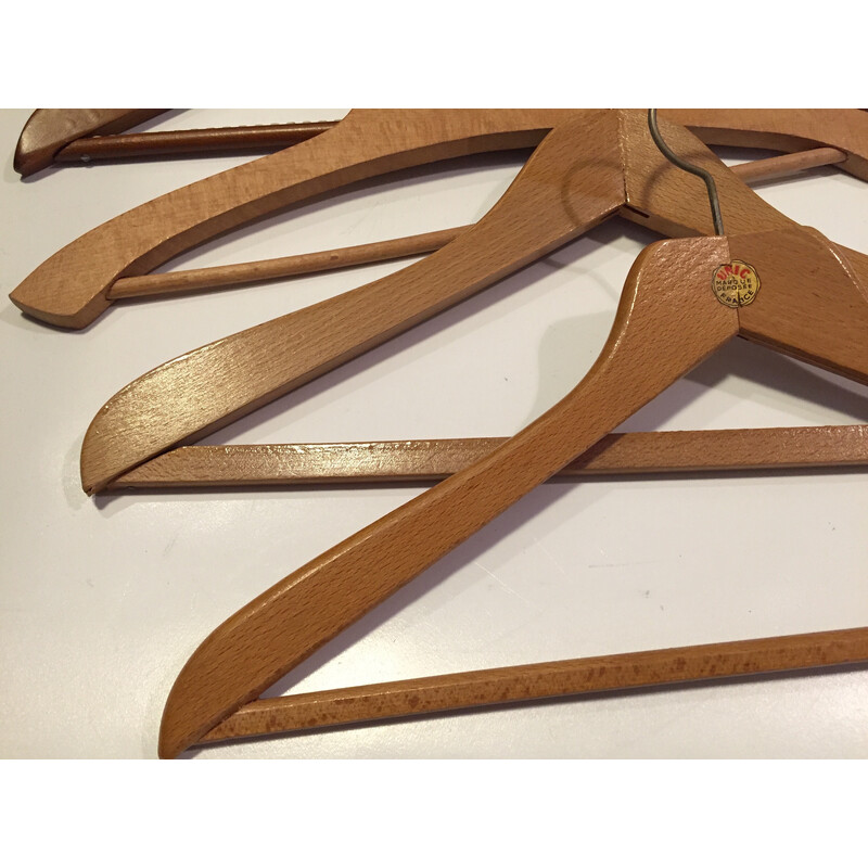 Set van 4 vintage houten hangers van Unic, Frankrijk