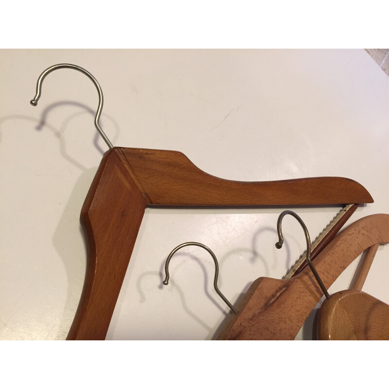 Set van 4 vintage houten hangers van Unic, Frankrijk