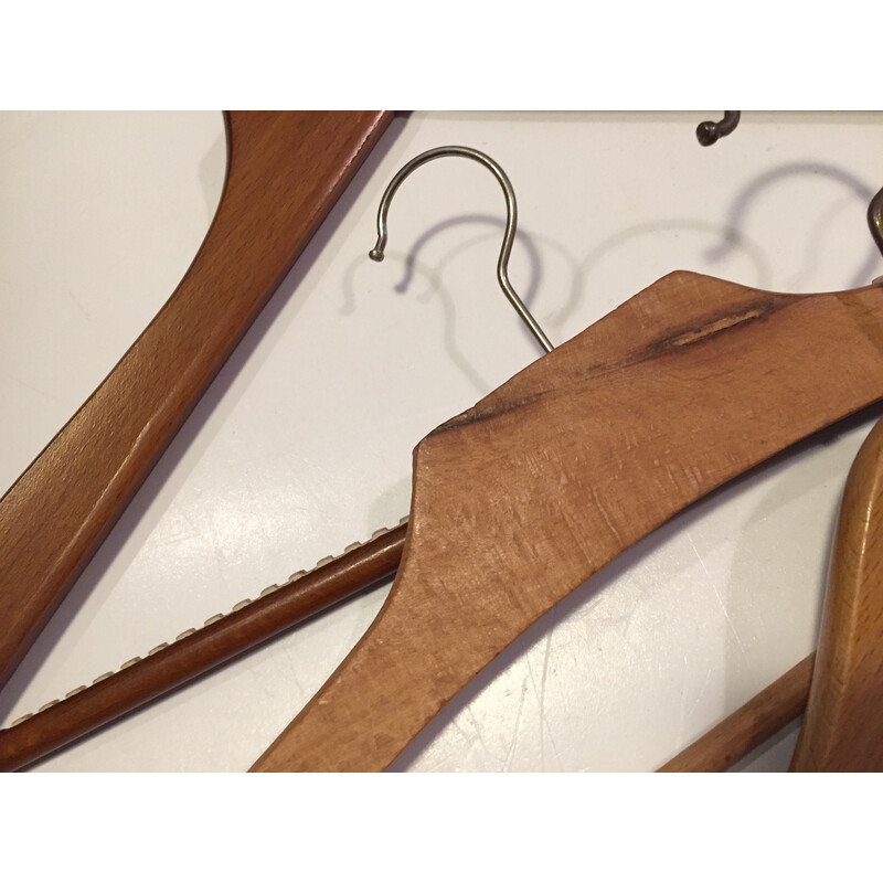 Set van 4 vintage houten hangers van Unic, Frankrijk