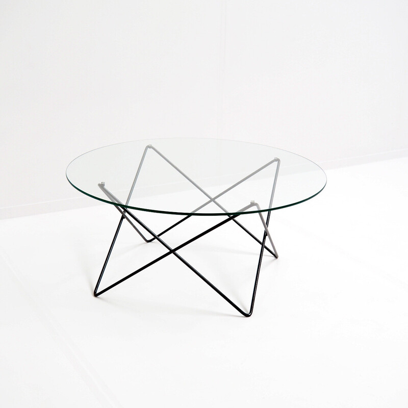 Table basse vintage avec structure métallique et plateau en verre transparent