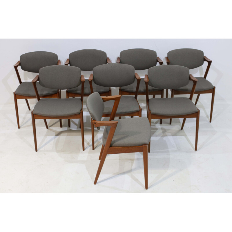 Ensemble de 8 chaises avec assise grise et structure en bois Kai Kristiansen - 1950