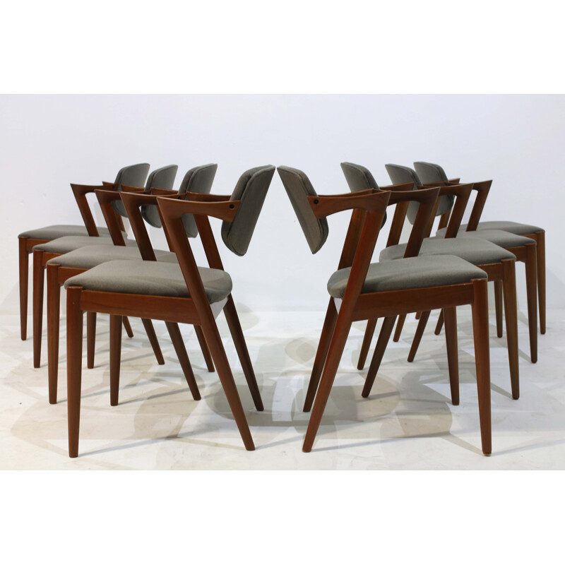 Ensemble de 8 chaises avec assise grise et structure en bois Kai Kristiansen - 1950