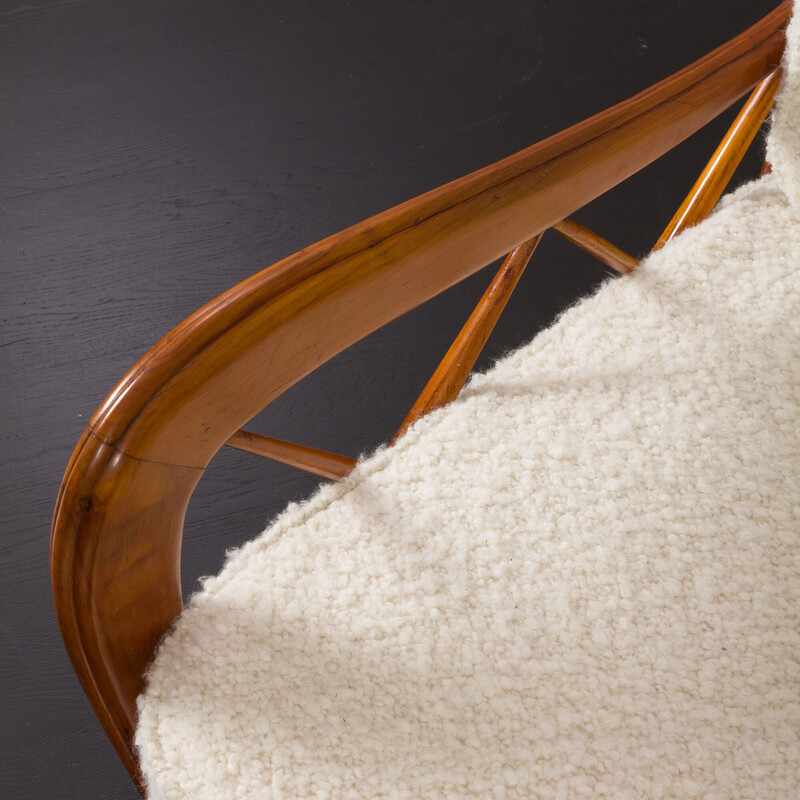 Paire de fauteuils vintage en tissu bouclé naturel et bois de cerisier par Paolo Buffa, Italie 1950