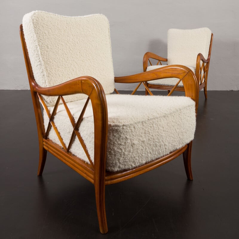 Paire de fauteuils vintage en tissu bouclé naturel et bois de cerisier par Paolo Buffa, Italie 1950