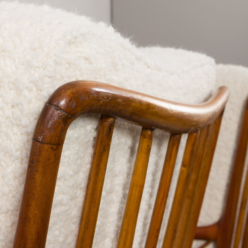 Paire de fauteuils vintage en tissu bouclé naturel et bois de cerisier par Paolo Buffa, Italie 1950