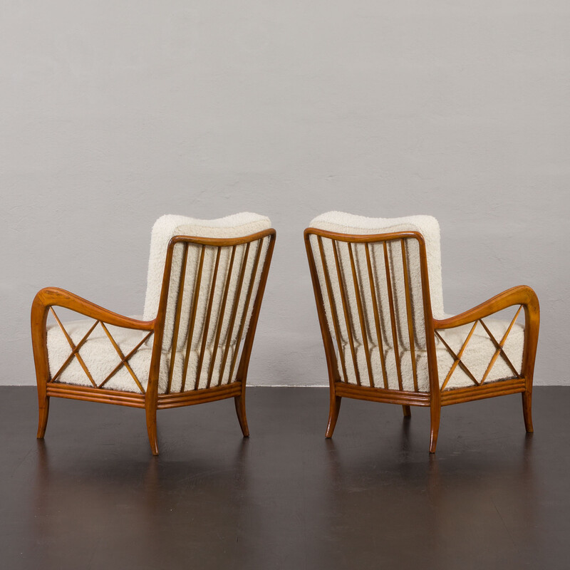 Paire de fauteuils vintage en tissu bouclé naturel et bois de cerisier par Paolo Buffa, Italie 1950