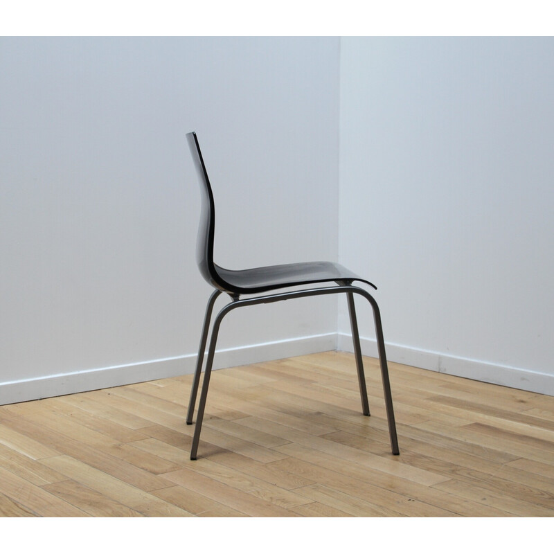 Retro Stuhl mit weißem Fell an kleinem, … – Bild kaufen – 11389683 ❘  living4media