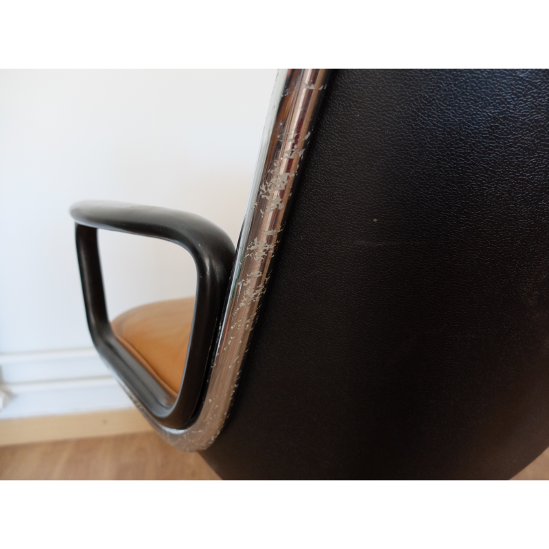 Pollock tan leather armchair for Knoll International