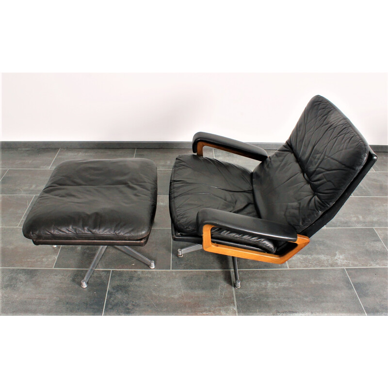 Fauteuil King vintage en cuir noir avec hocker par André Vandenbeuck pour Strässle