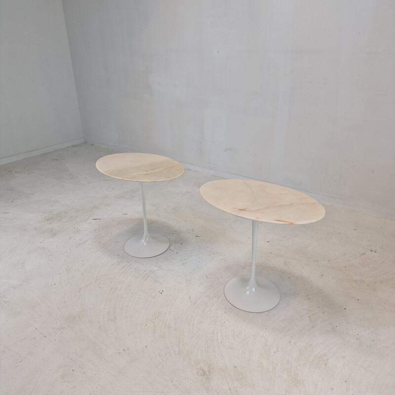 Mesa de apoio oval em mármore vintage de Eero Saarinen para a Knoll