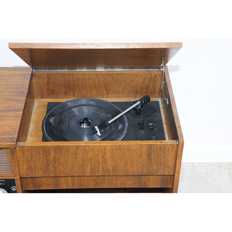 Meuble vintage en placage de noyer avec gramophone et radio intégrés, Tchécoslovaquie 1950