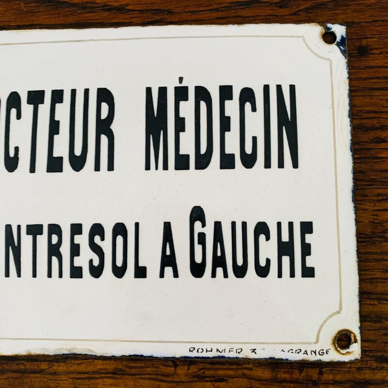 Placa curva esmaltada de época "docteur médecin a l'entresol a gauche" (médico no mezanino esquerdo)