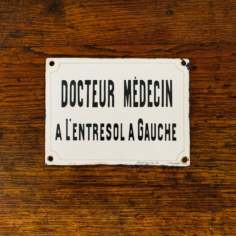 Gebogen vintage geëmailleerde plaquette "docteur médecin a l'entresol a gauche" (dokter op de tussenverdieping links)