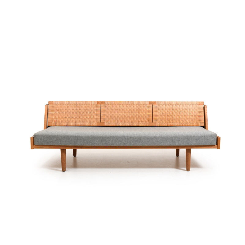 Vintage Ge-258 day bed in oakwood and rattan by Hans J. Wegner, Denmark 1954