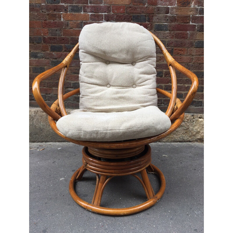 Fauteuil beige pivotant en rotin - 1970