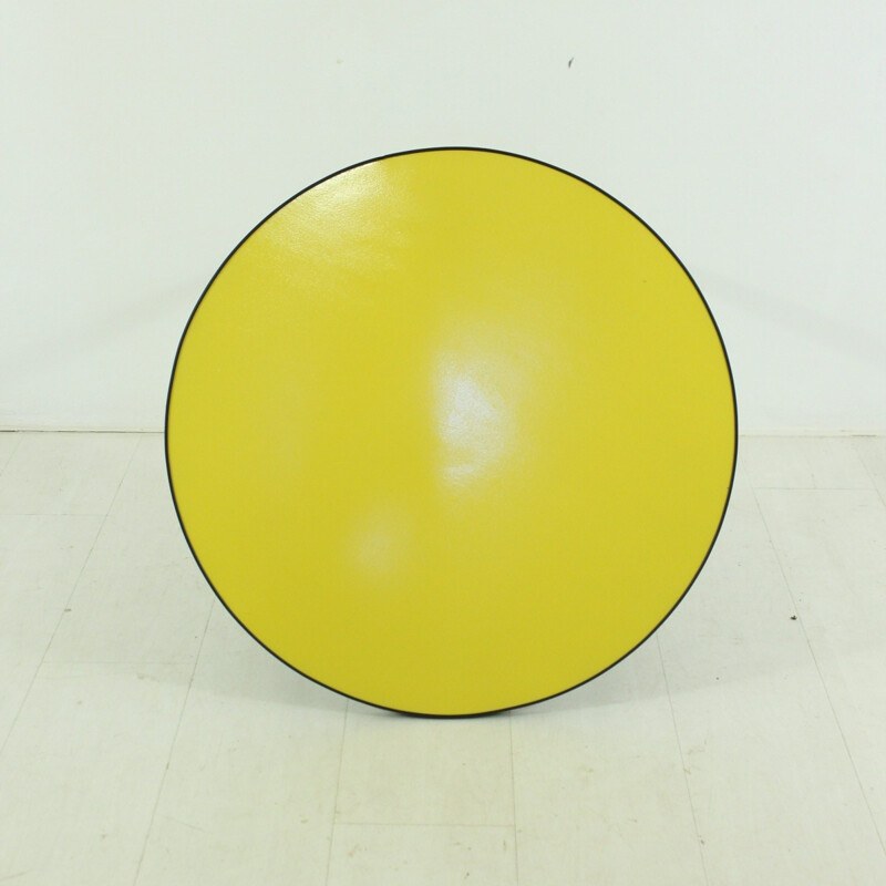Table basse jaune et noire ronde - 1950