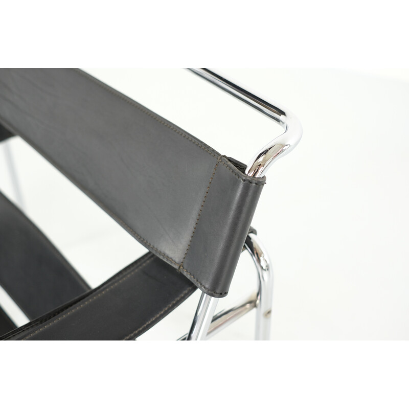 Vintage "B3 Wassily" armchair in leather and metal by Marcel Breuer for Gavina, 1925