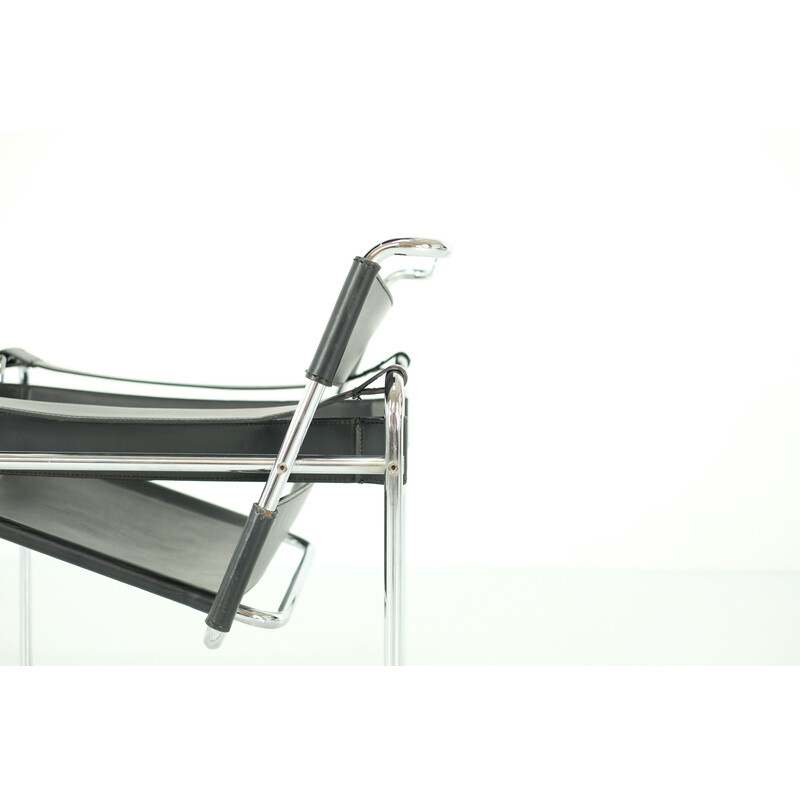 Vintage "B3 Wassily" armchair in leather and metal by Marcel Breuer for Gavina, 1925