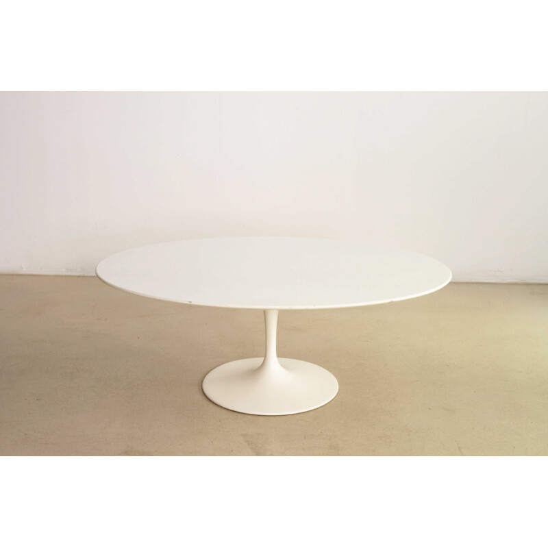 Oval white coffee table by Eero Saarinen produced by Knoll - 1970s