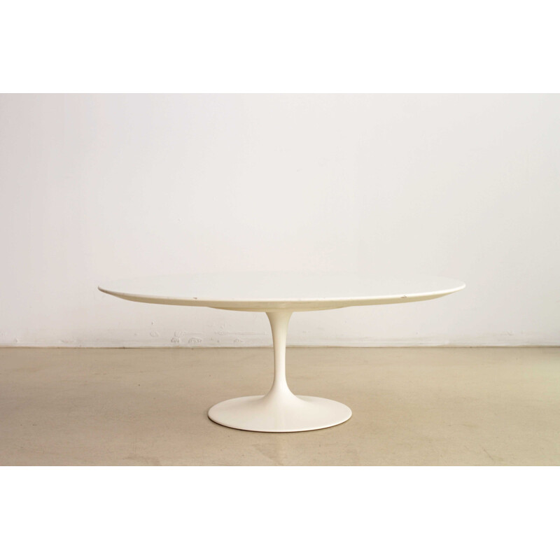 Oval white coffee table by Eero Saarinen produced by Knoll - 1970s