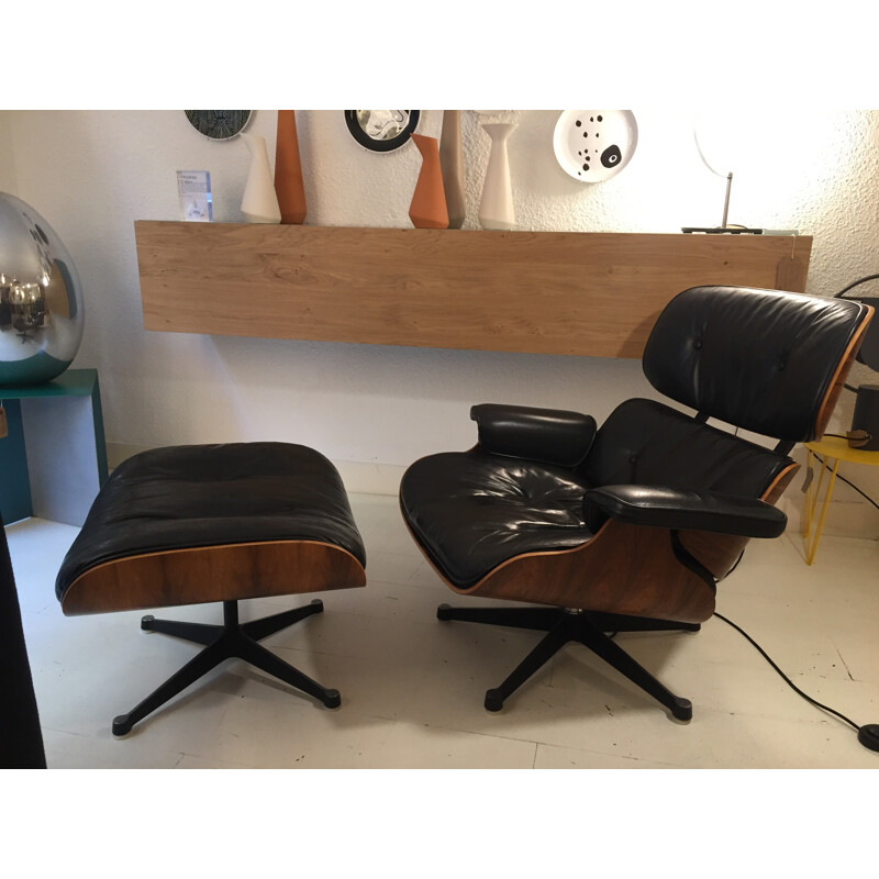 Ensemble fauteuil et ottoman noirs en palissandre et en cuir de Charles et Ray Eames fabriqué par Mobilier International - 1980