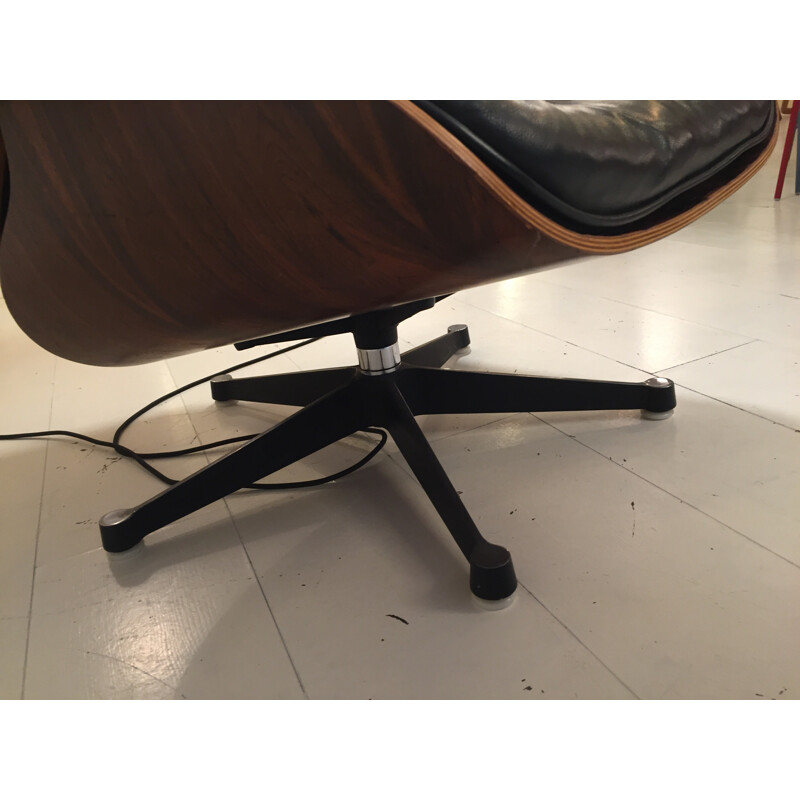Ensemble fauteuil et ottoman noirs en palissandre et en cuir de Charles et Ray Eames fabriqué par Mobilier International - 1980