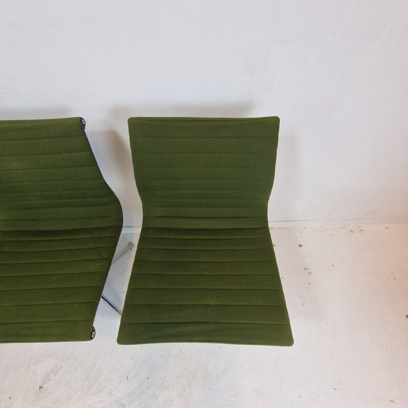 Set of 5 vintage Ea 105 chairs by Charles and Ray Eames for Herman Miller, 1970