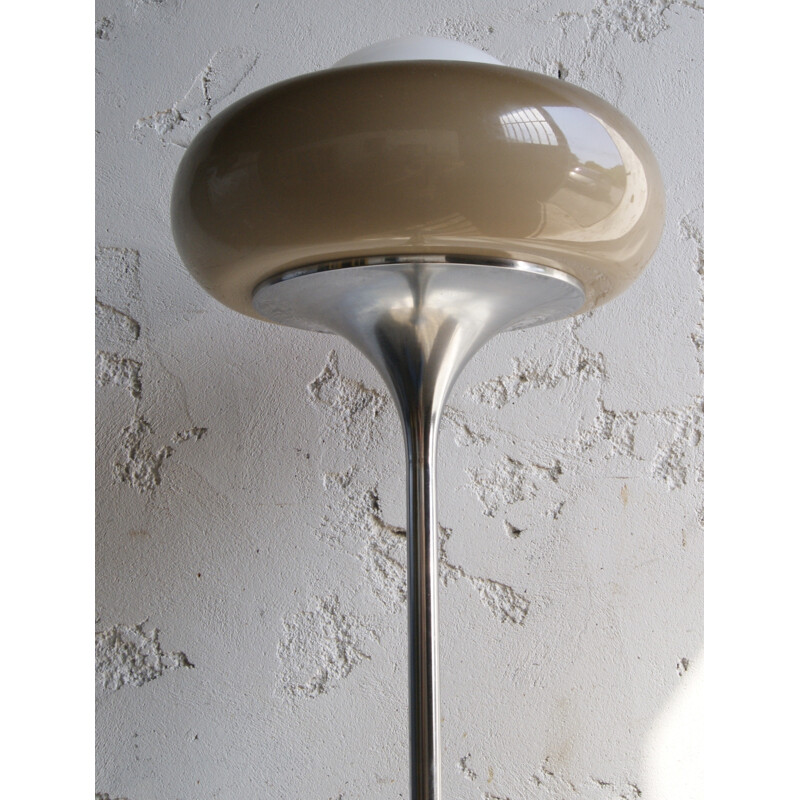 Lampadaire boule en opaline par Harvey Guzzini - 1970