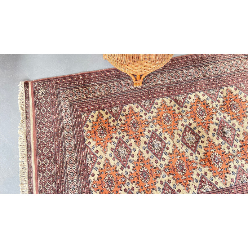 Vintage oriental rug in velvety wool, Pakistan