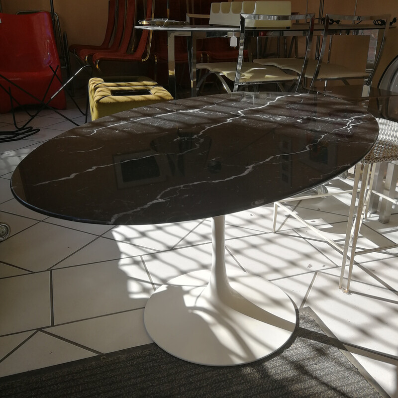 Vintage intermediate table by Saarinen for Knoll