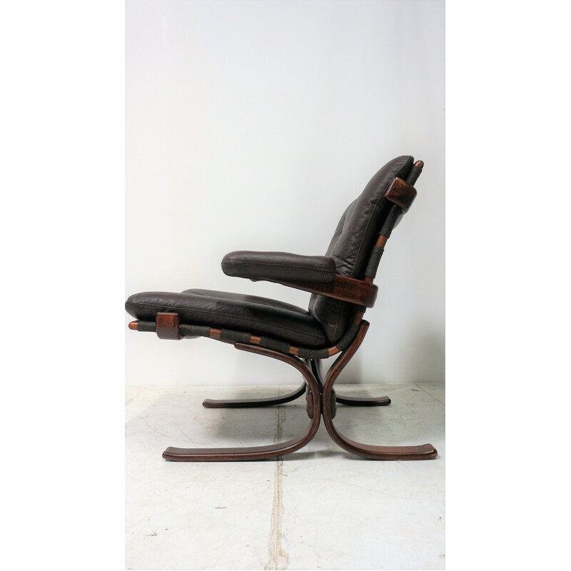 Paire de fauteuils scandinaves en cuir brun - 1970