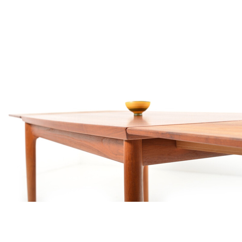 Mesa de comedor de teca de Henning Kjaernulf - 1960