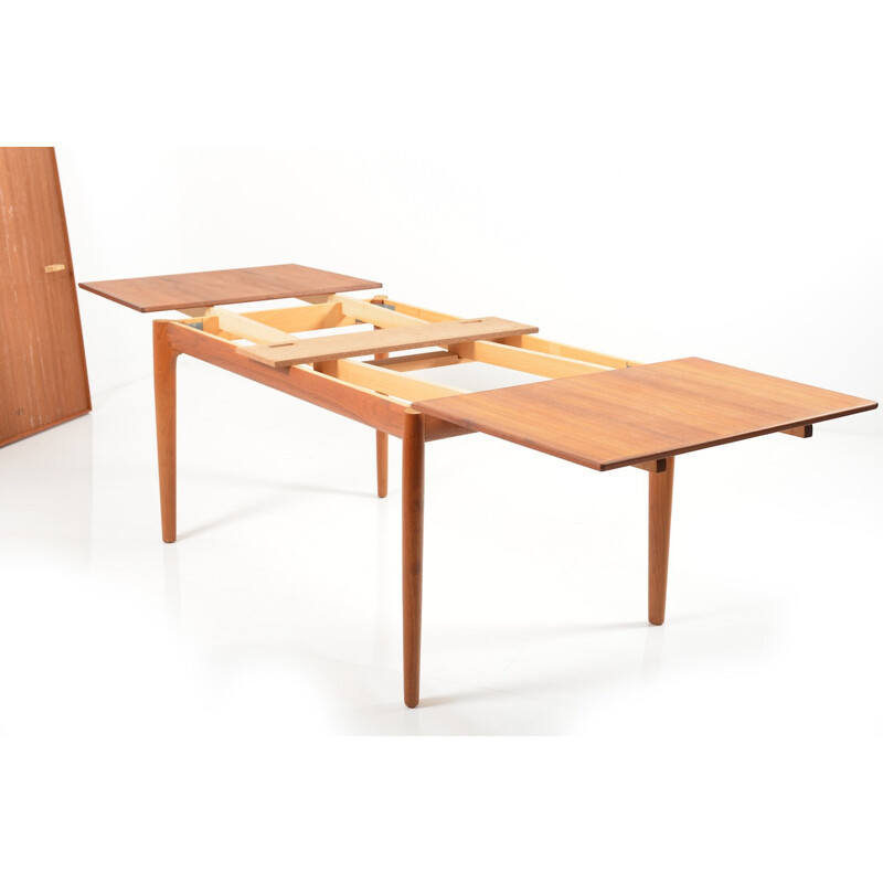 Mesa de comedor de teca de Henning Kjaernulf - 1960