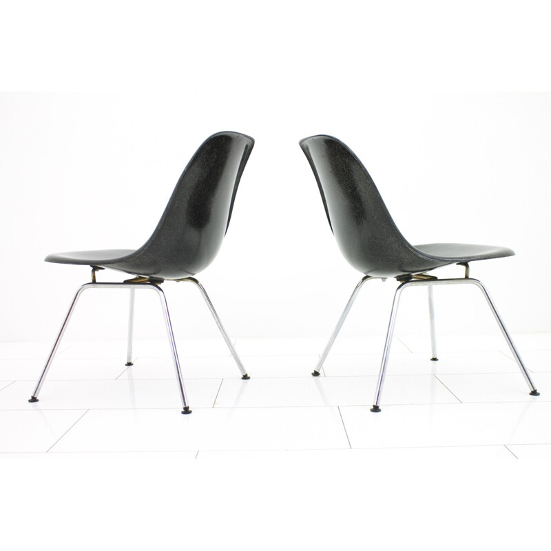 Paire de chaises latérales en fibre de verre noir par Charles et Ray Eames - 1960