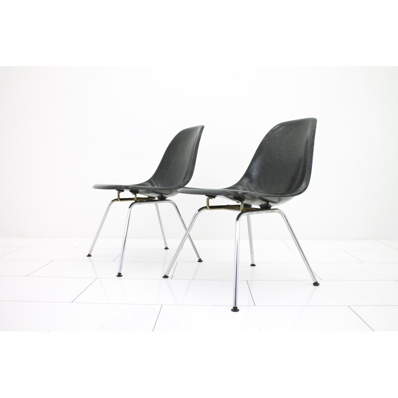 Paire de chaises latérales en fibre de verre noir par Charles et Ray Eames - 1960