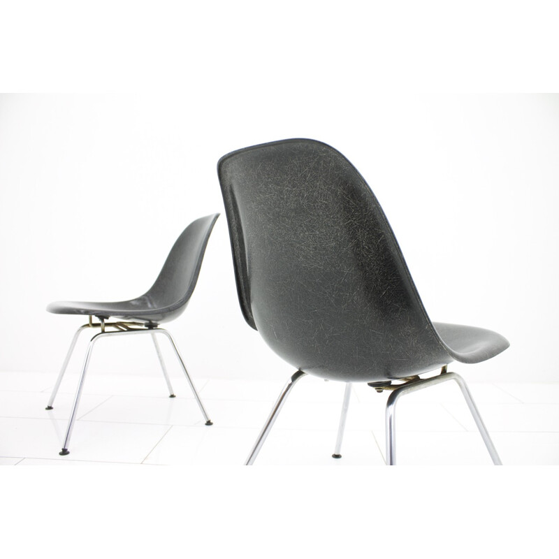 Paire de chaises latérales en fibre de verre noir par Charles et Ray Eames - 1960