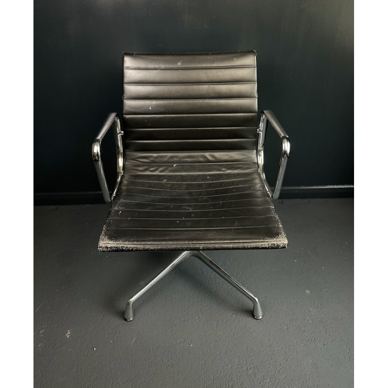 Fauteuil vintage pivotant EA108 en aluminium et cuir par Charles et Ray Eames pour Vitra