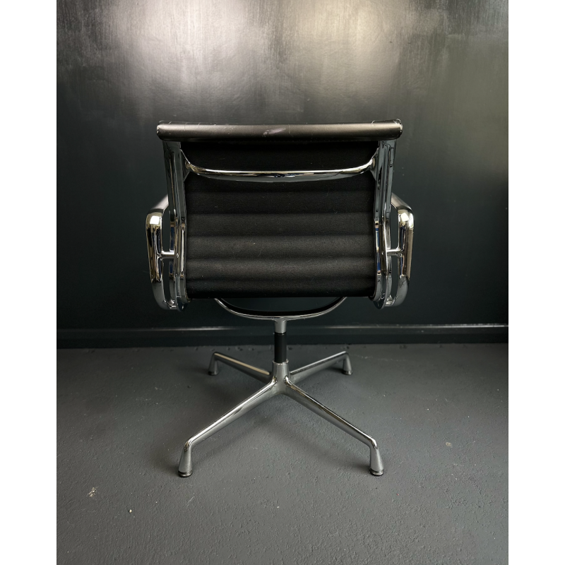 Fauteuil vintage pivotant EA108 en aluminium et cuir par Charles et Ray Eames pour Vitra