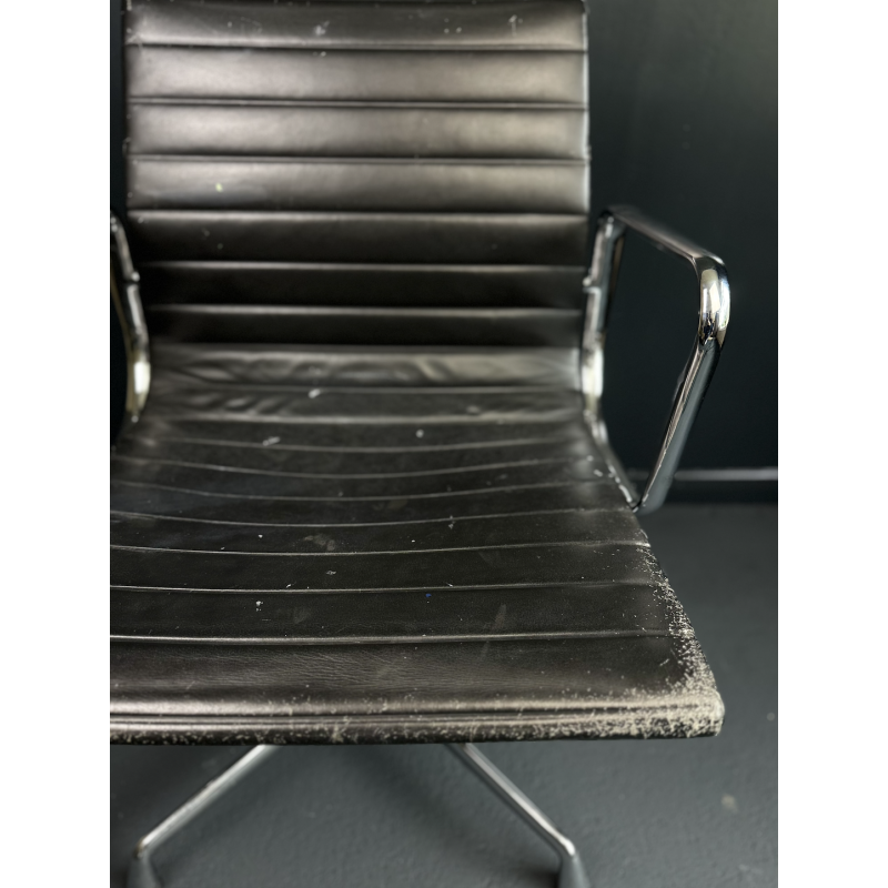 Fauteuil vintage pivotant EA108 en aluminium et cuir par Charles et Ray Eames pour Vitra
