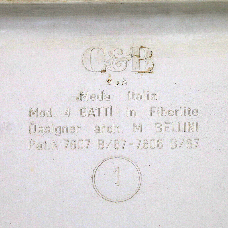 Conjunto de 4 mesas empilháveis "4 Gatti" vintage em fibra de vidro moldada por Mario Bellini para a B et B Italia, Itália 1960