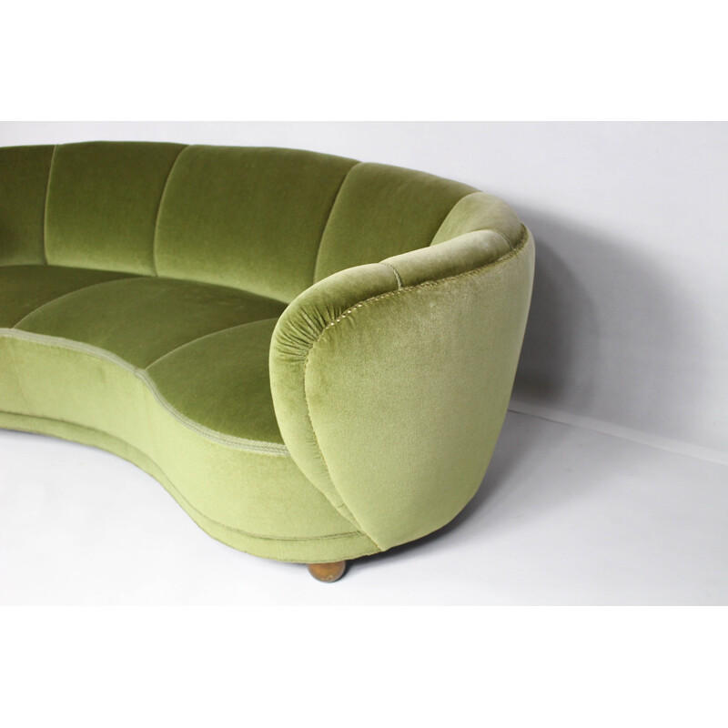 Mid century Scandinavian green sofa in velvet and wood - 1950s