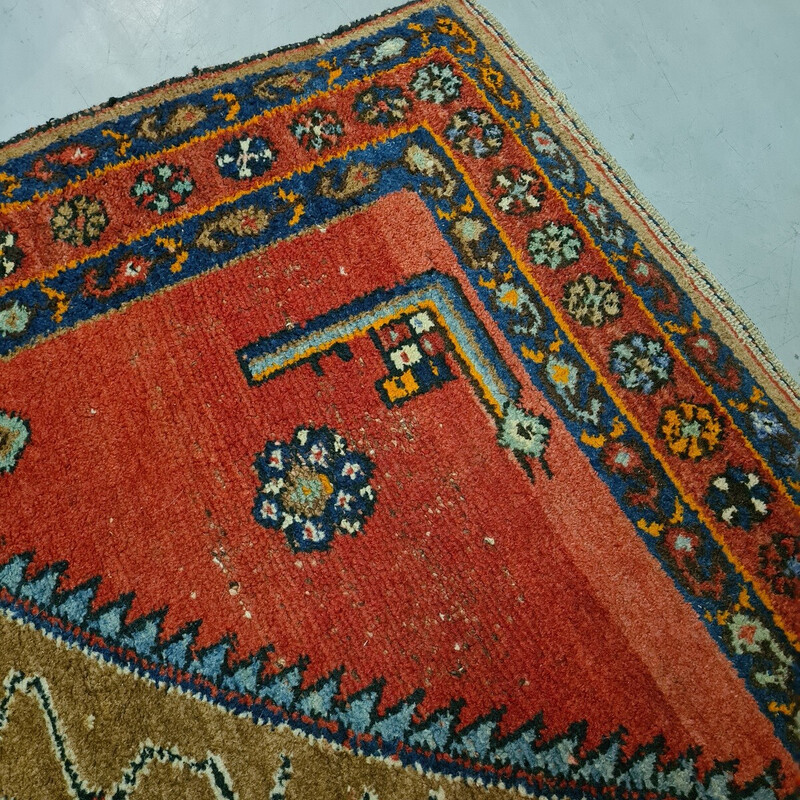 Vintage Persian rug in hand-knotted wool