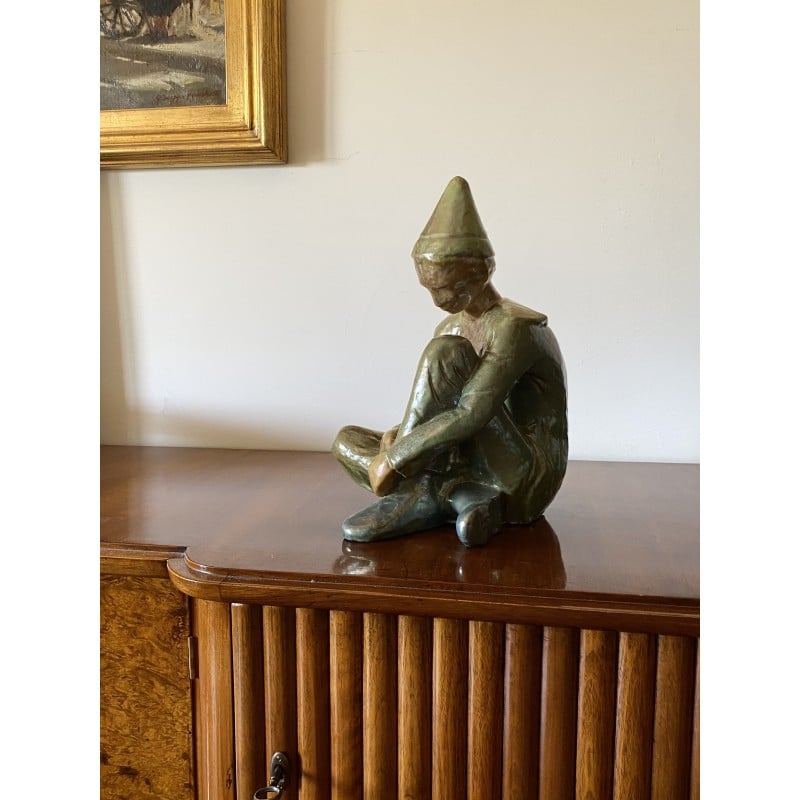 Statuetta vintage in ceramica verde di Giordano Tronconi raffigurante un ragazzo seduto, Italia 1950