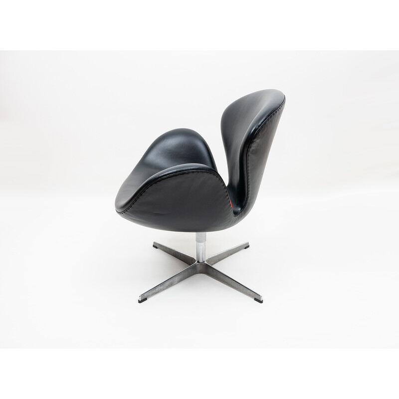 Danish Swan chair design Arne Jacobsen Fritz Hansen