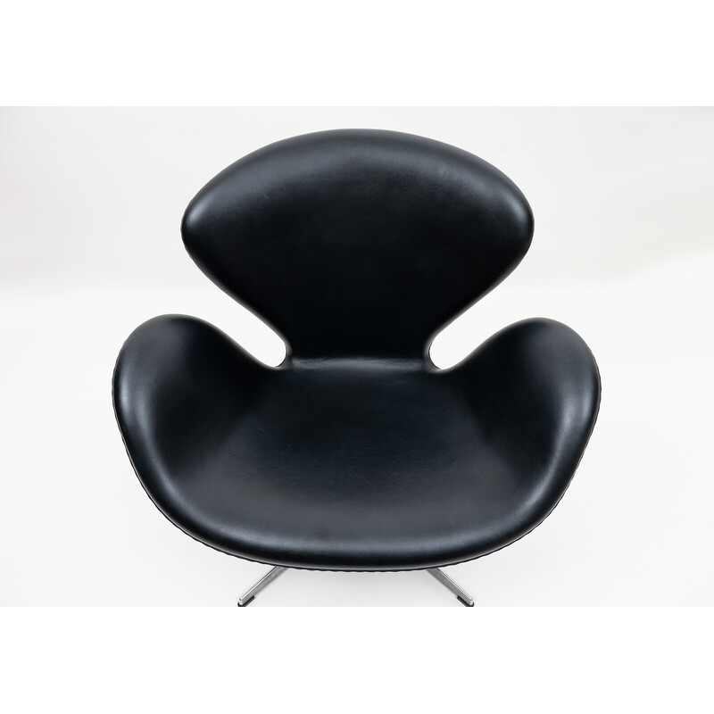 Danish Swan chair design Arne Jacobsen Fritz Hansen